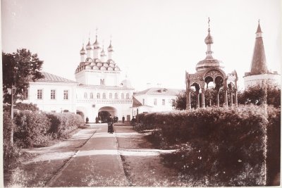 Вид с юга на вход в монастырь. Дореволюционный снимок