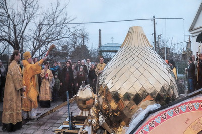 Архиепископ Бакинский и Азербайджанский Александр освящает купола нового храма в г.Хачмаза