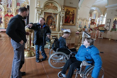 Инвалиды-реабилитанты из «Дома Вероники» в пензенской Введенской церкви. Фото Владимира Ходакова.