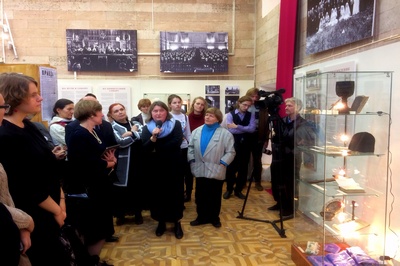 Руководитель музейно-выставочного отдела Фонда "Преображение" Светлана Чукавина проводит экскурсию в день открытия выставки