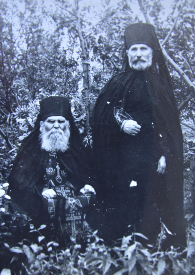 Иеросхимонах Стефан (слева) с келейником монахом Исааком во Владикавказе, 1968 г.