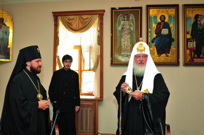 Святейший Патриарх Кирилл вручает архиепископу Илариону переходящую панагию председателей ОВЦС. 1 июля 2009 г., Москва