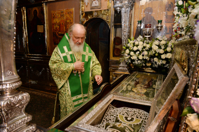 Святейший Патриарх Кирилл у мощей преподобного Сергия Радонежского