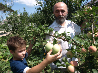 Поэт Николай Зиновьев с сыном Ильей  в своем саду