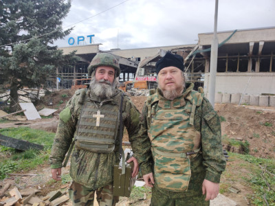 Протоиерей Михаил Васильев (справа) в зоне специальной военной операции. Октябрь 2022 г.