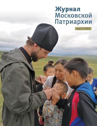 Игумен Иоанн (Калугин) рассказывает эвенкийским детям о главном символе православной веры. Фото Анжелики Тупицыной
