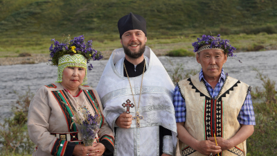 Игумен Иоанн (Калугин) с супругами Петром и Аграфеной после венчания. Фото священника Виктора Дудкина