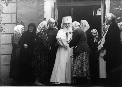 Митрополит Гурий благословляет прихожан при выходе из Троицкого собора Днепропетровска. 1964-1965 гг.