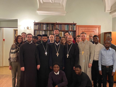 Встреча иностранных студентов со священником Иаковом Смэтсом из ЮАР (четвертый слева)