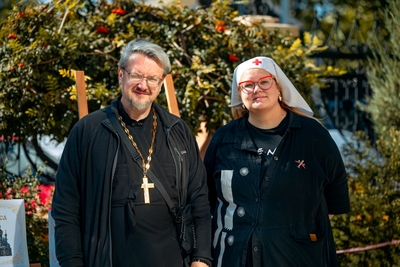 Координатор добровольцев Патриаршей гуманитарной миссии в Мариуполе Александра Наумова с директором Миссии протоиереем Александром Зориным Координатор добровольцев Патриаршей гуманитарной миссии в Мариуполе Александра Наумова с директором Миссии протоиереем Александром Зориным