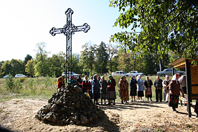 Крест над могилами новомучеников