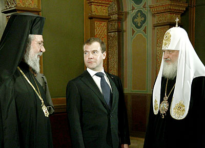 Святейший Патриарх Кирилл, Президент РФ Дмитрий Медведев и Блаженнейший Архиепископ Новой Юстинианы и всего Кипра Хризостом II