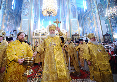 Святейший Патриарх Кирилл совершает великое освящение храма.
