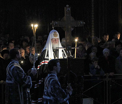Святейший Патриарх Кирилл читает Великий покаянный канон.