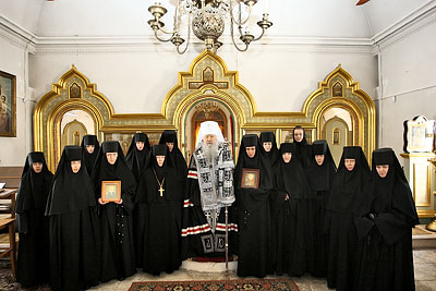 митрополит Ювеналий с сестрами обители после монашеского пострига