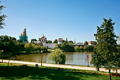 вид на Новодевичий монастырь