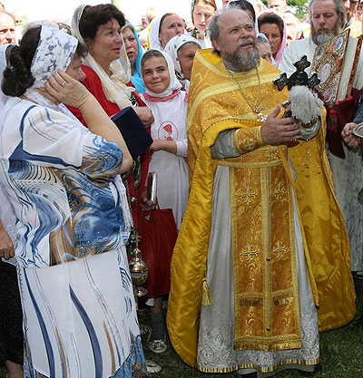 протоиерей Николай Якушин со своей паствой