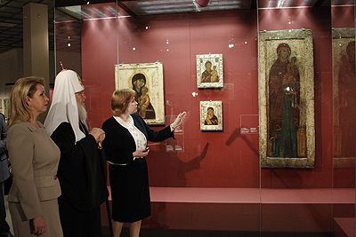 Святейший Патриарх Кирилл и Светлана Медведева на открытии выставки
