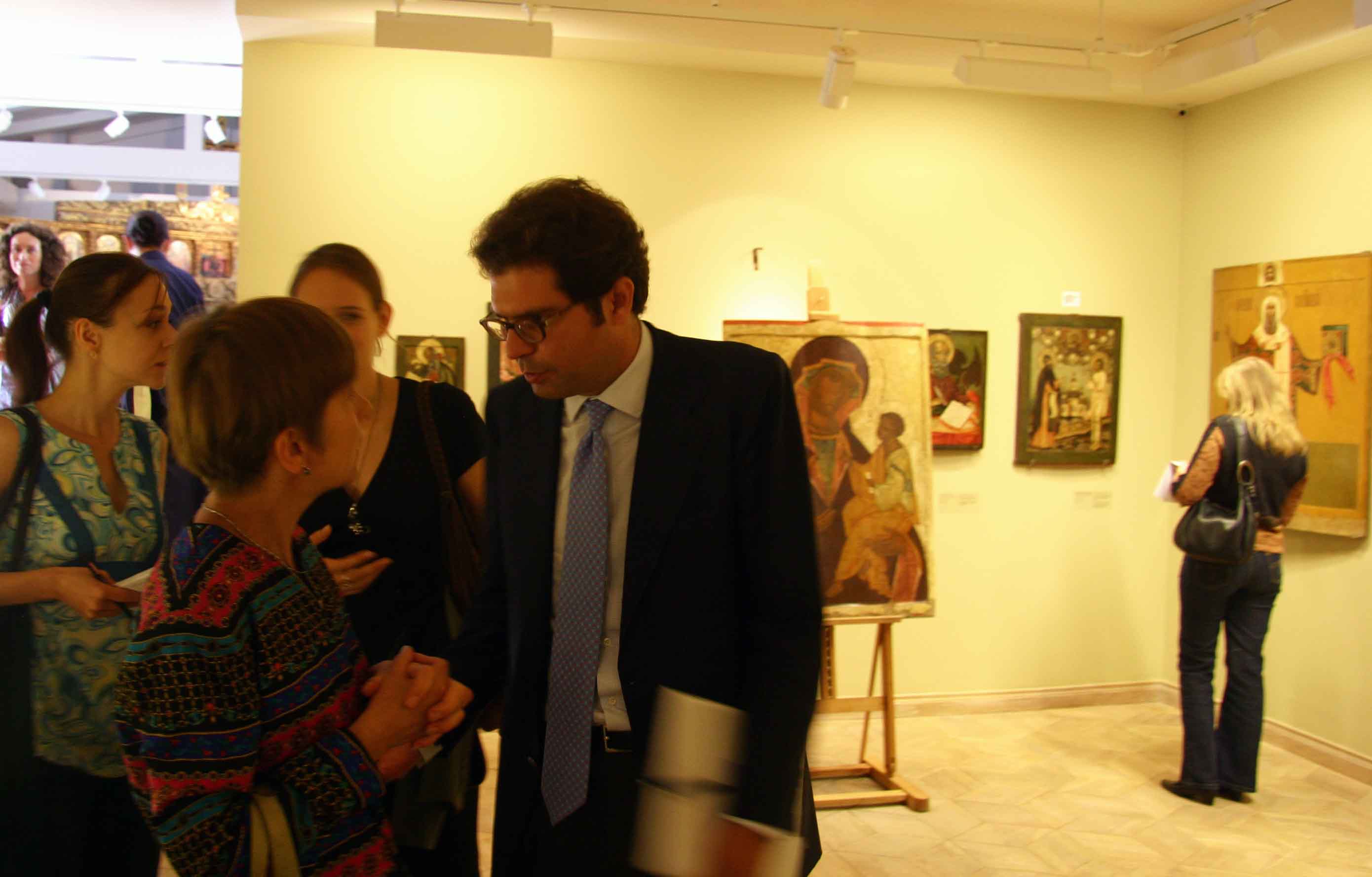 советник Посольства Италии в России Эмануэле  ди  Лоренцо осматривает выставку
