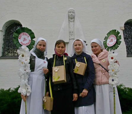 В сборе пожертвований активно участвовали учащиеся Свято-Дмитровского училища сестер милосердия