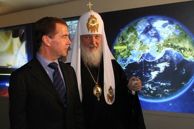 Патриарх Кирилл и Президент Дмитрий Медведев осматривают выставку. Фото пресс-службы Президента России