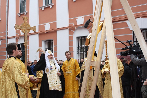 Патриарх Кирилл освящает крест на купол храма Иоанна Богослова под Вязом. Фото А.Мага