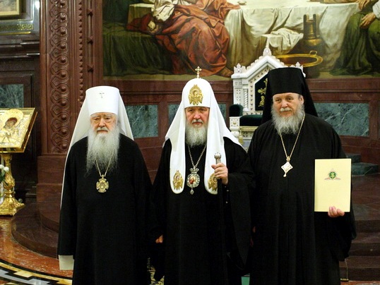 Святейший Патриарх Кирилл и митрополит Крутицкий и Коломенский Ювеналий с новопоставленным епископом