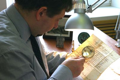 Михаил Артеев изучает подлинный документ XVIII века