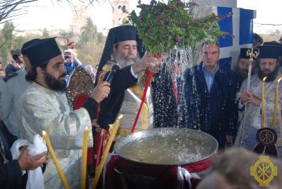 Патриарх Иерусалимский Феофил совершает великое освящение воды на Иордане. Фото rusdm.ru