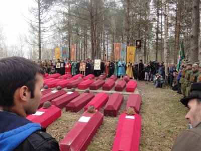 Перед захоронением останков советских воинов во время Георгиевского крестного хода. 7 мая 2012