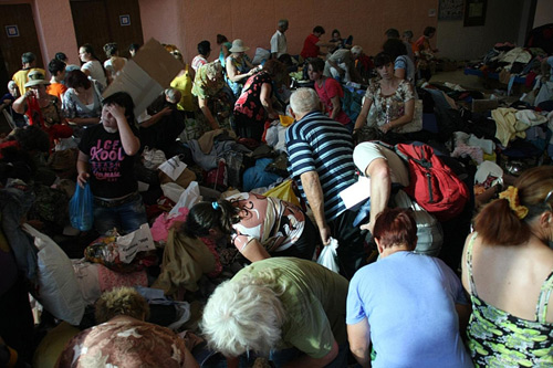 Пункт разбора гуманитарной помощи в Крымске. Фото miloserdie.ru