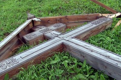 Спиленный поклонный крест в Архангельской области