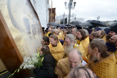 Молебен перед чудотворной Смоленской иконой Божией Матери в Москве собрал более 15 тыс. человек