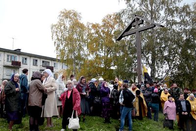 В Архангельске восстановлен срубленый вандалами поклонный крест
