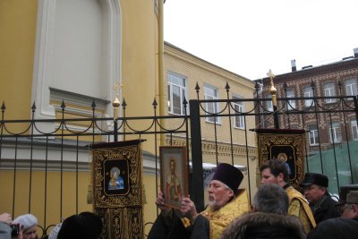 Протоиерей Владимир Антонов осенил собравшихся иконой святого покровителя храма