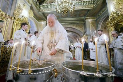 Патриарх Кирилл совершает чин великого освящения воды в Богоявленском кафедральном соборе. 19 января 2013 г.