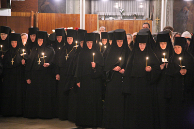 Монахини на молитве в храме