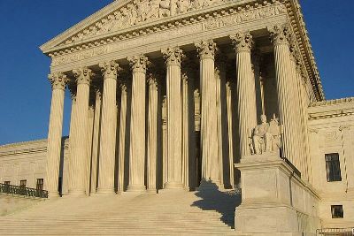 Верховный Суд США рассмотрел два дела о конституционности определения брака как союза между мужчиной и женщиной