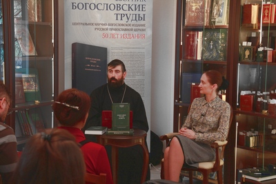 Более тысячи оригинальных акафистов на церковнославянском и русском языках употребляются в Русской Церкви