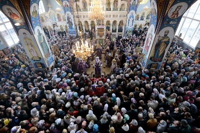 Патриарх Кирилл посетил Крымск и поблагодарил добровольцев, спасавших город после наводнения