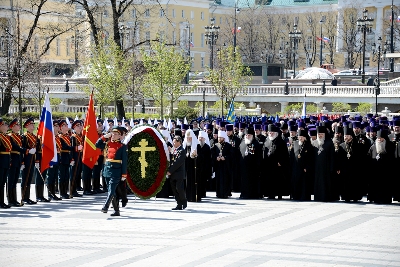 Возложение венка к могиле Неизвестного солдата у Кремлевской стены в канун Дня Победы. 8 мая 2013 г. Фото: Патриархия.ru