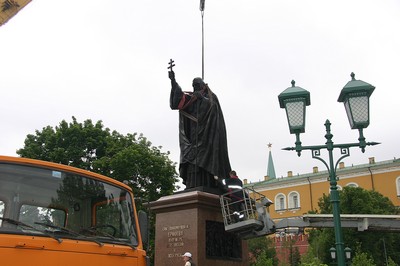В Александровском саду началась установка памятника священномученику Патриарху Ермогену