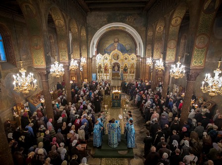Божественная литургия в Сергиевском храме Троице-Сергиевой Приморской пустыни Санкт-Петербурга