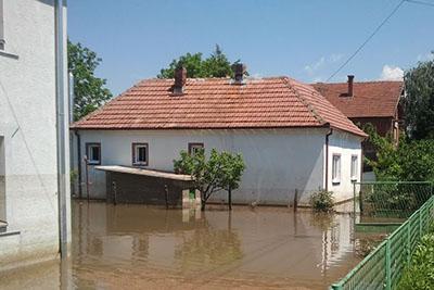 Вчера. Затопленные дома в окрестности г. Шабац