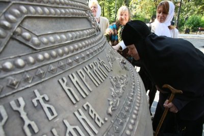 Перед освящением петербургские верующие благоговейно приветствовали главный лаврский кампан