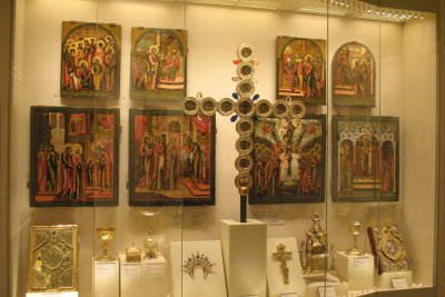 В верхней части витрины - запрестольный крест и иконы из иконостаса Вознесенского собора