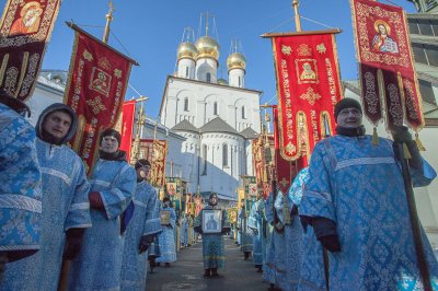 Санкт-Петербург, вчера днем. Крестным ходом по городу прошли тысячи молодых верующих