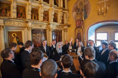 Впервые в течение одного дня светский хор пел за Литургией в академическом Покровском храме и дал сольный концерт в Московской духовной академии