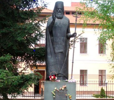 Памятник святителю Луке в Симферополе, фото stirringtrip.com