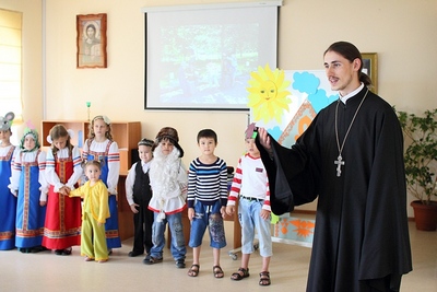 Большая часть занятий с детьми мигрантов была в активной игровой форме. Фото pravostok.ru